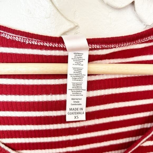 Lularoe Red White Stripe Short Sleeve Scoop Neck High Low Casual Perfect T XS - Picture 4 of 4